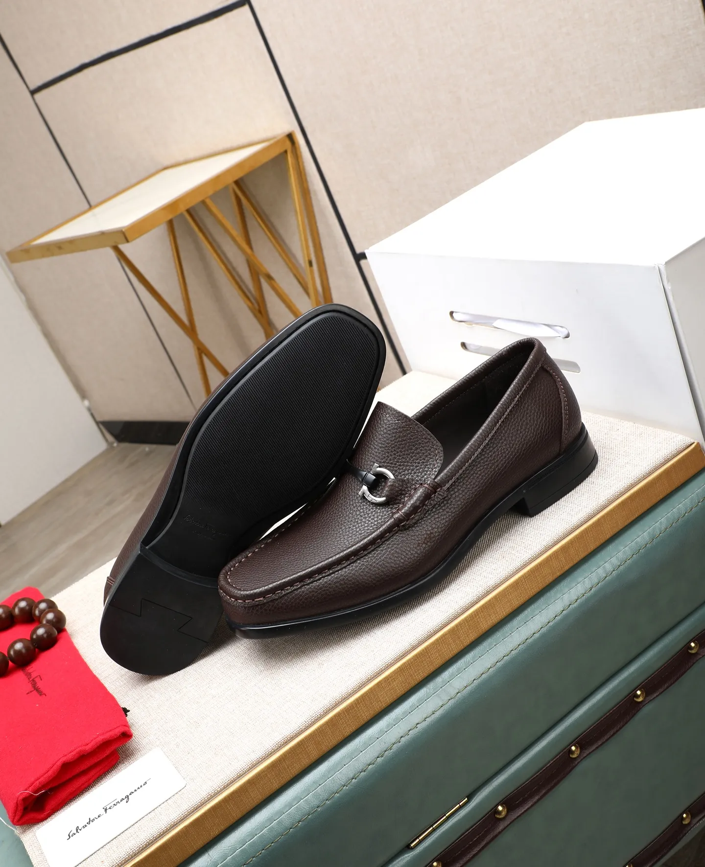 Men's clothing and shoes 💰700📛📛High-end goods! Salvatore Ferragamo is the world's top luxury footwear brand. It comes from Italy, the kingdom of fashion. It is famous all over the world for its traditional handmade design and novel styles... 🚶🏻🚶🏻 Top-quality suit shoes are sold simultaneously at the counter. This style is purely handmade. The fabric is imported Italian calfskin➕soft water-dyed cowhide lining. Specially available with original deep rubber outsole🌀🌀Size: 38➖44